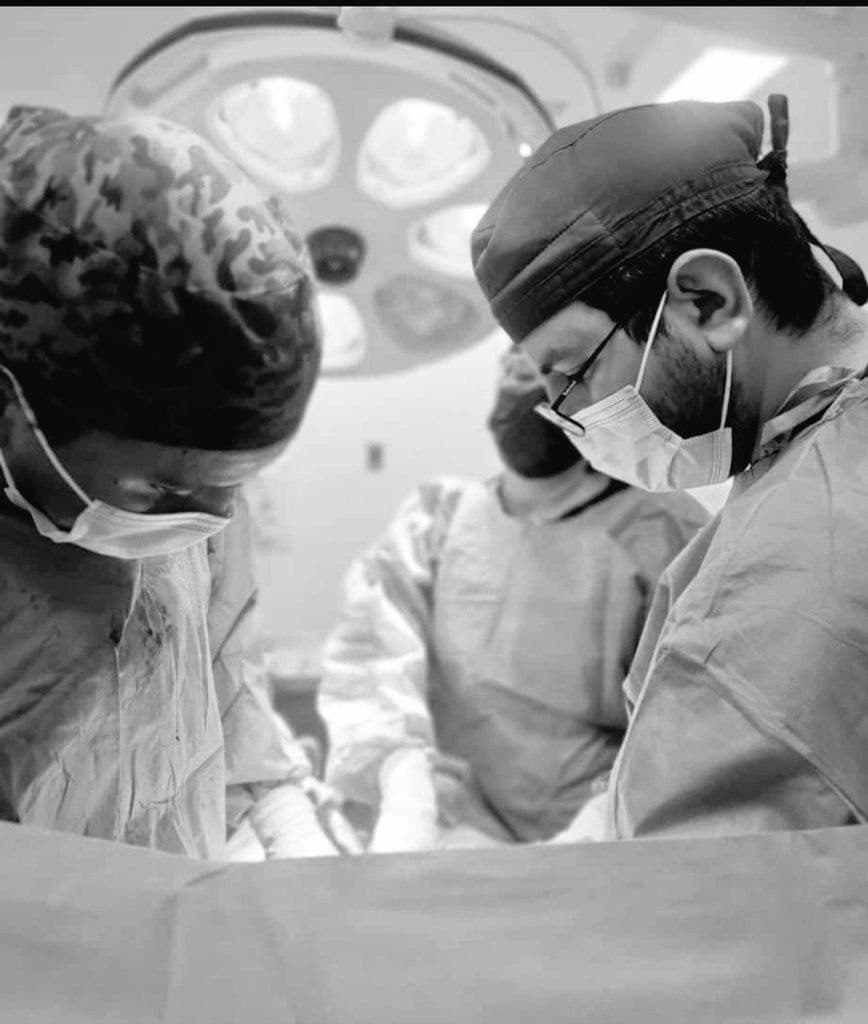 El Dr. Bahsas y su equipo quirúrgico concentrados durante una operación, en blanco y negro